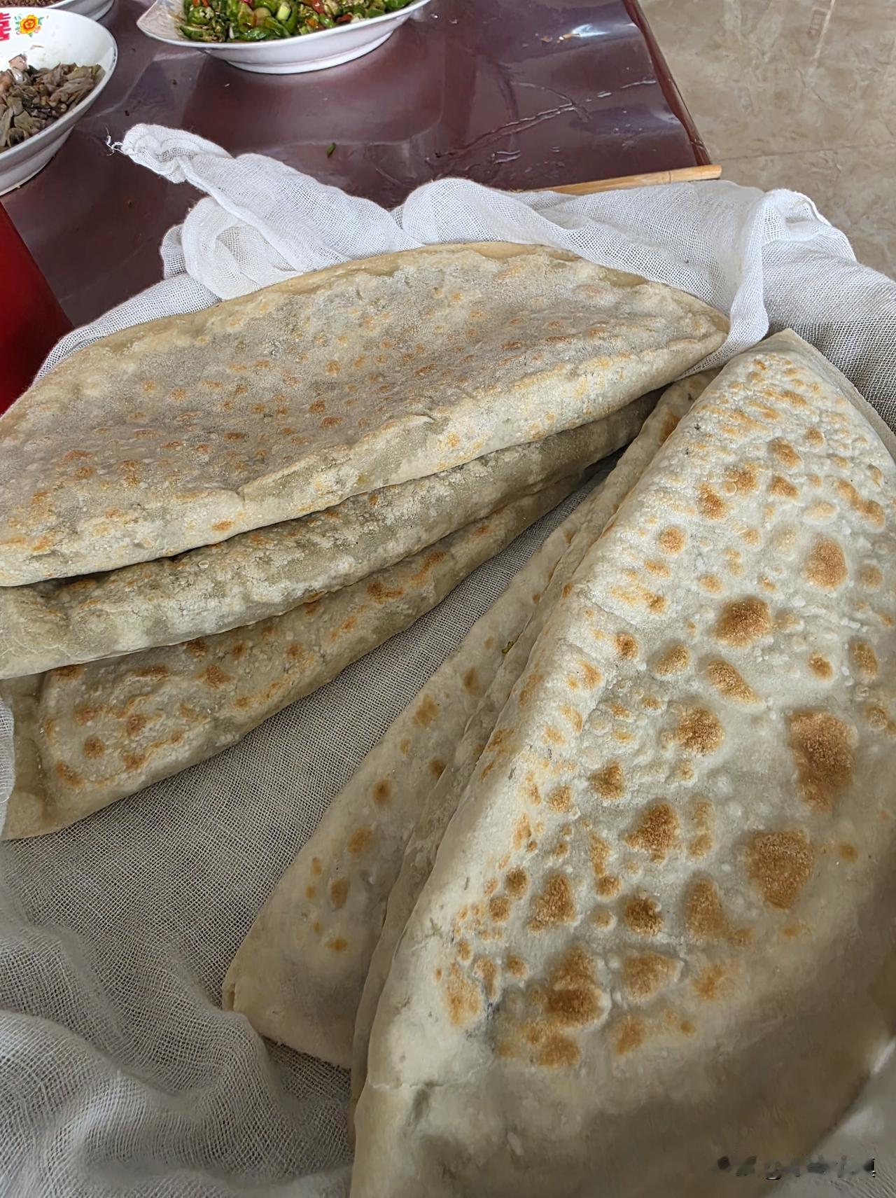 二嫂烙出了这个夏季最好吃的馅饼……

这个时节的村里，其实不只我们村里，应该说大