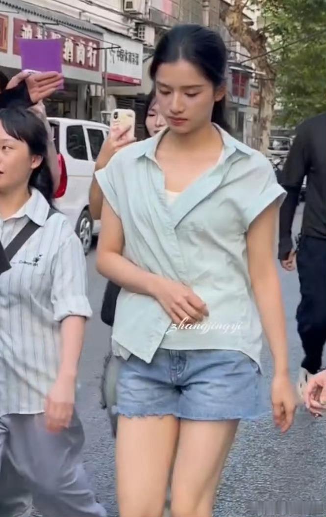 张婧仪生图，看起来也是蛮朴素的 ​​​