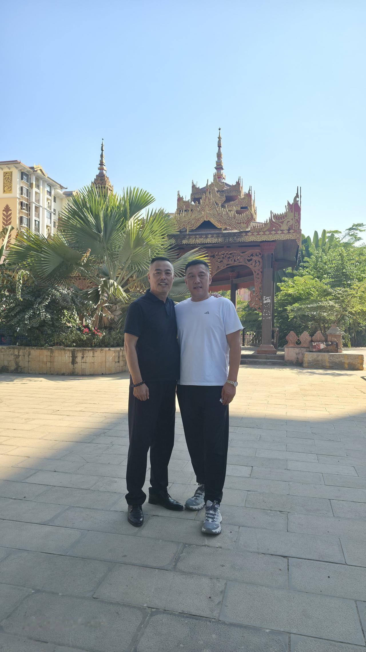 在西双版纳花卉园偶遇两姨弟，真是太巧了太幸福了。