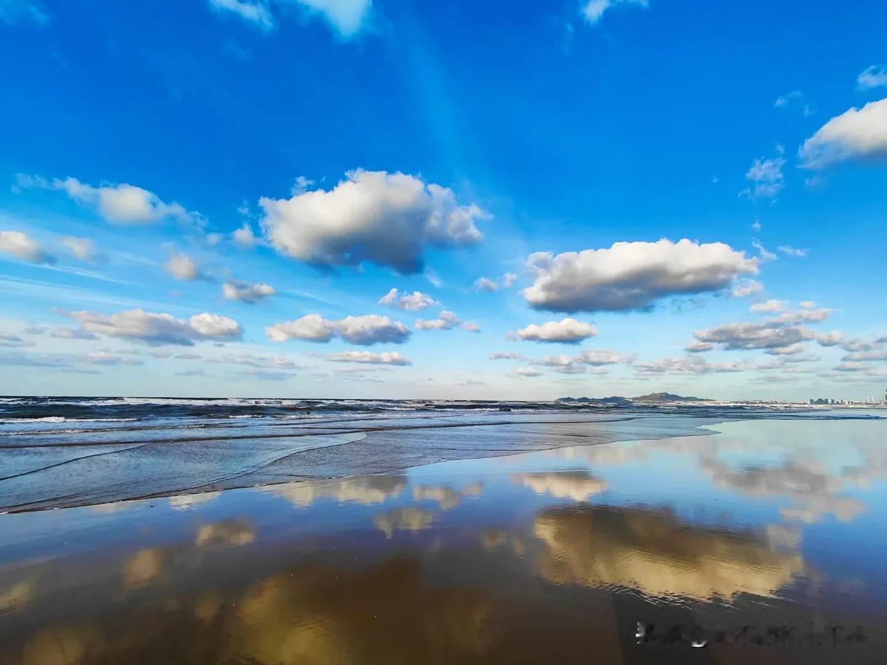 #看看你相册最美的海#
这是烟台秋天的海，天蓝，云低，海水清澈如镜！