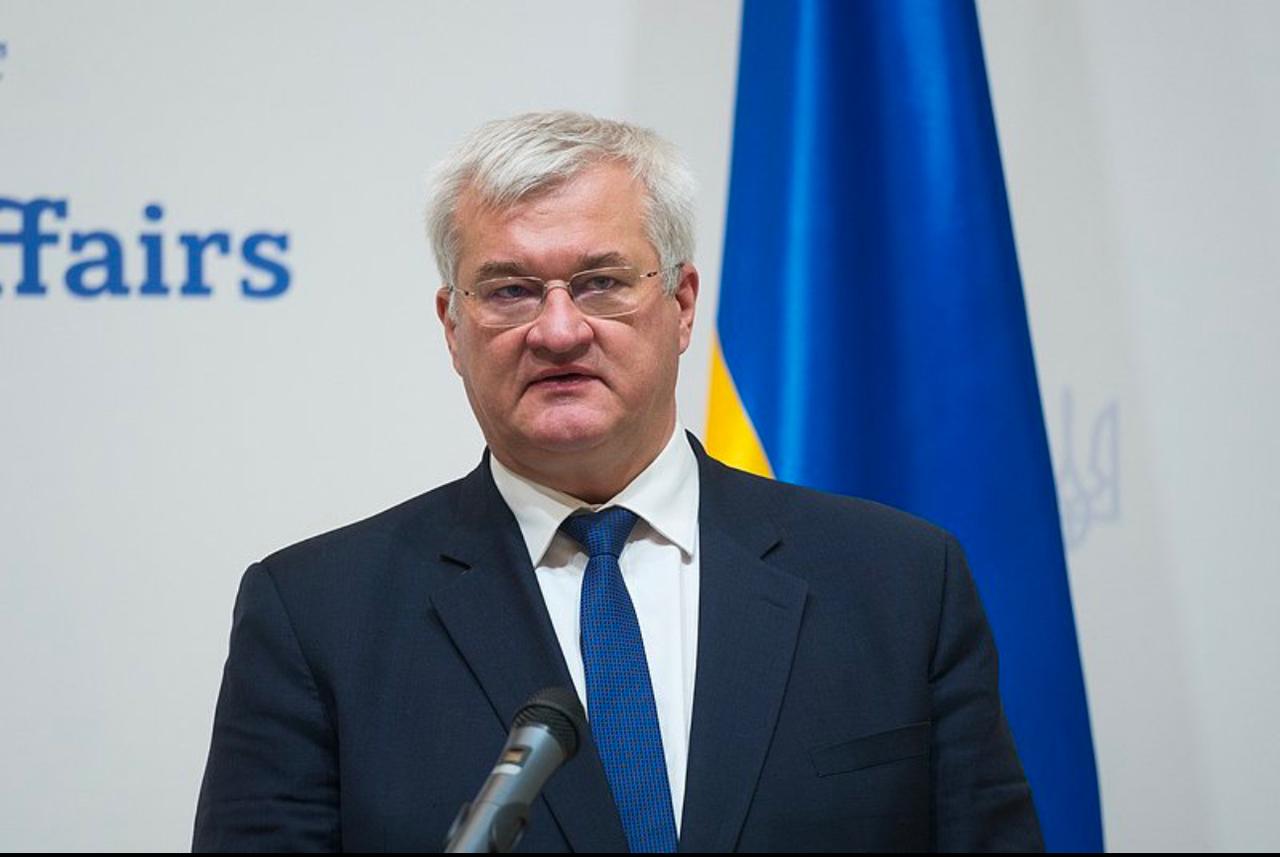 这脸打得也太响了！
当年掀桌子卷走45亿美金的狠角色，如今居然西装革履找上门，腆