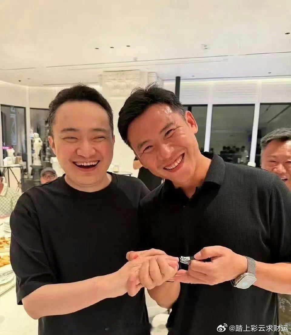 币圈男和孙宇晨玩指甲钳的梗 ​（​​​