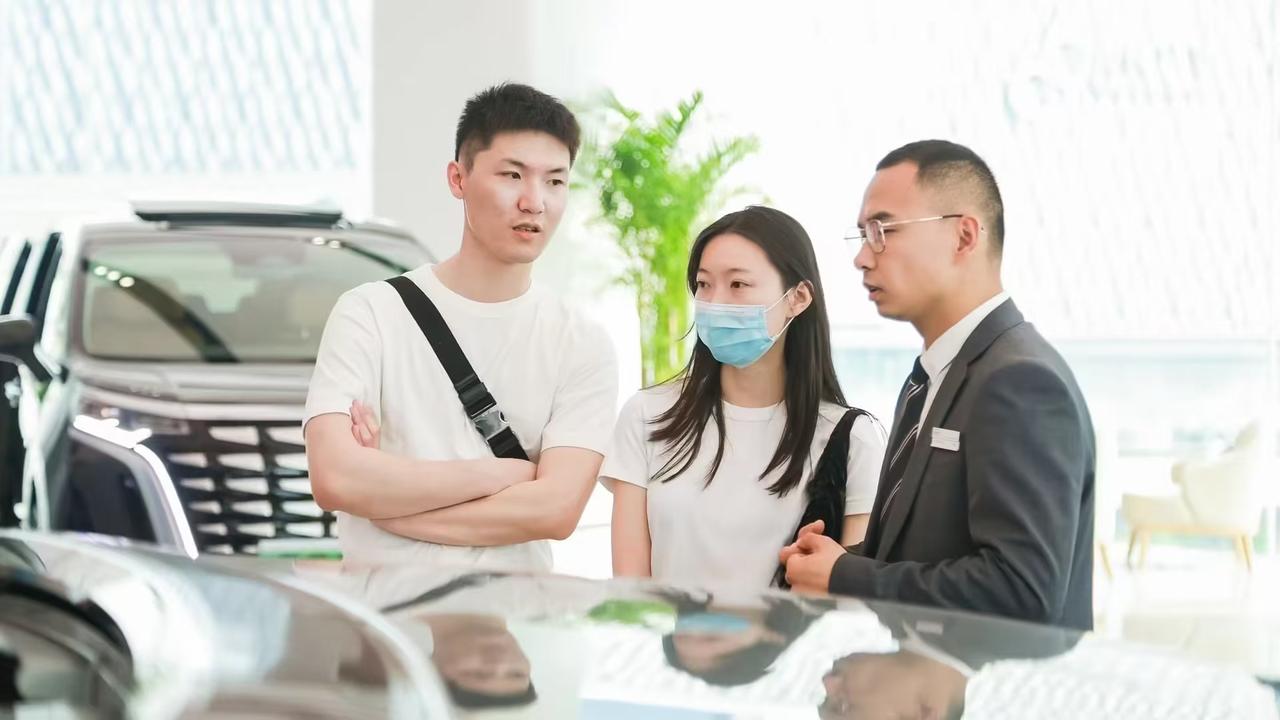 比亚迪卖一百万，凭什么？这是什么概念？上半年国内乘用车共销售972万台，每卖出9