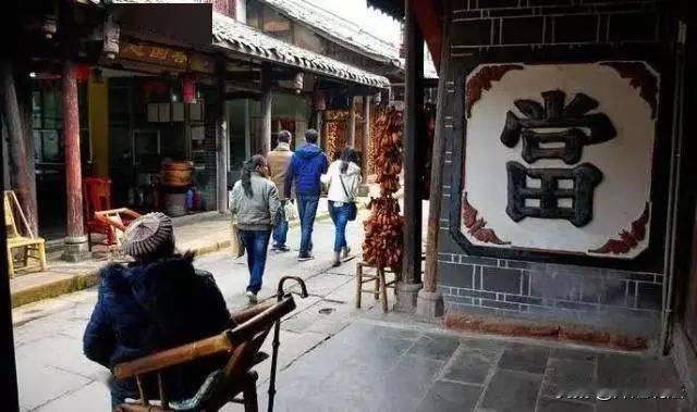 江苏省南通市，孙某钱某夫妇向典当行借款100万元，到手只有97.5万元，四年就还
