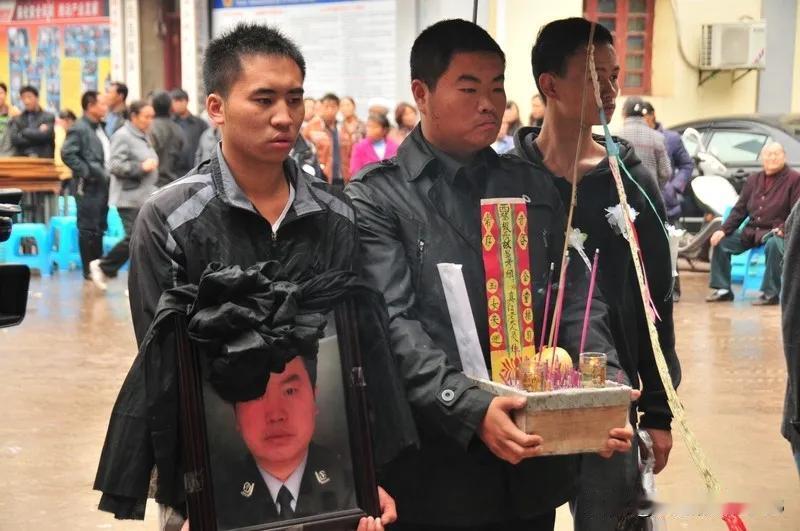 湖南6位消防队英雄就因一次火灾出警
他们6人都没能回到了消防队
向英雄们致敬