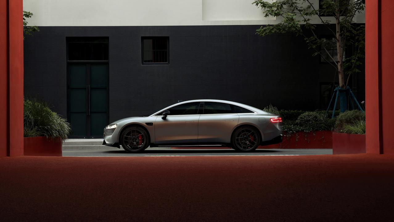 近期打算换车的人，这次绝对是等到了一个大惊喜！
近段时间，华为智选车首款轿跑成为