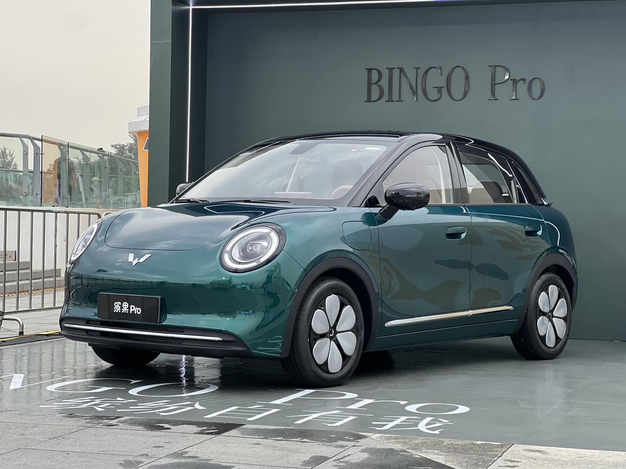 昨天五菱缤果Pro首次亮相
外观内饰都有了不少变化
许多细节变得更加精致高质了