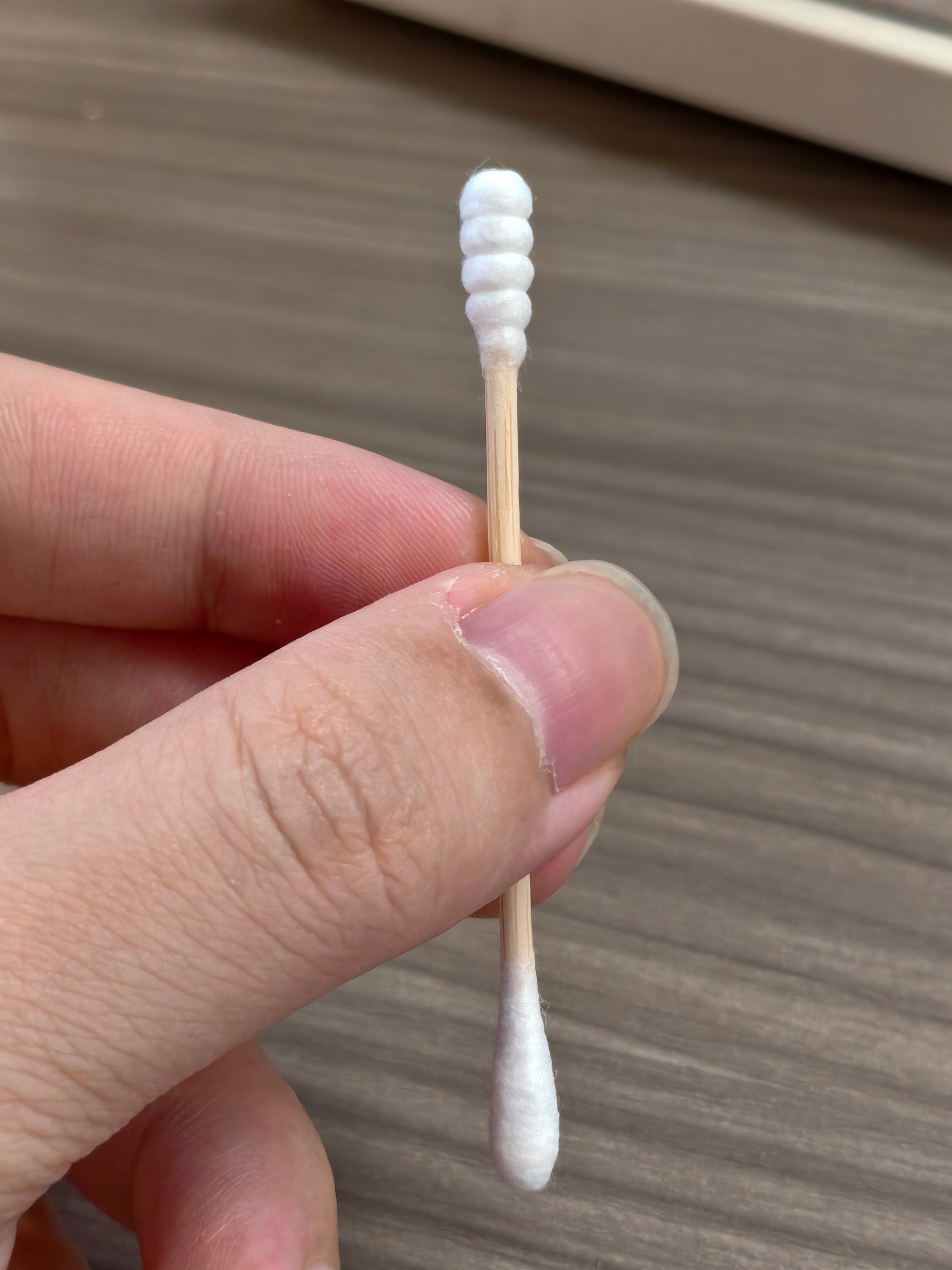 刚拿出棉签的我不敢动了😳男子频繁掏耳朵致耳道发霉长白毛