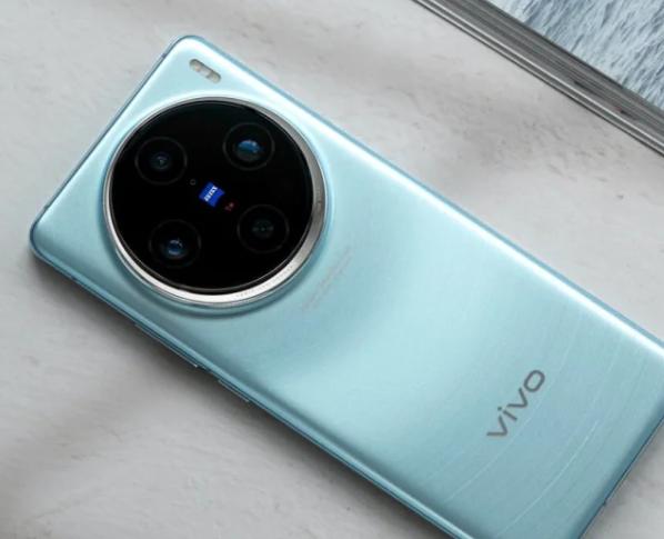 影像方面，vivo X100 Pro搭载了全5000万像素的三摄方案，分别是50