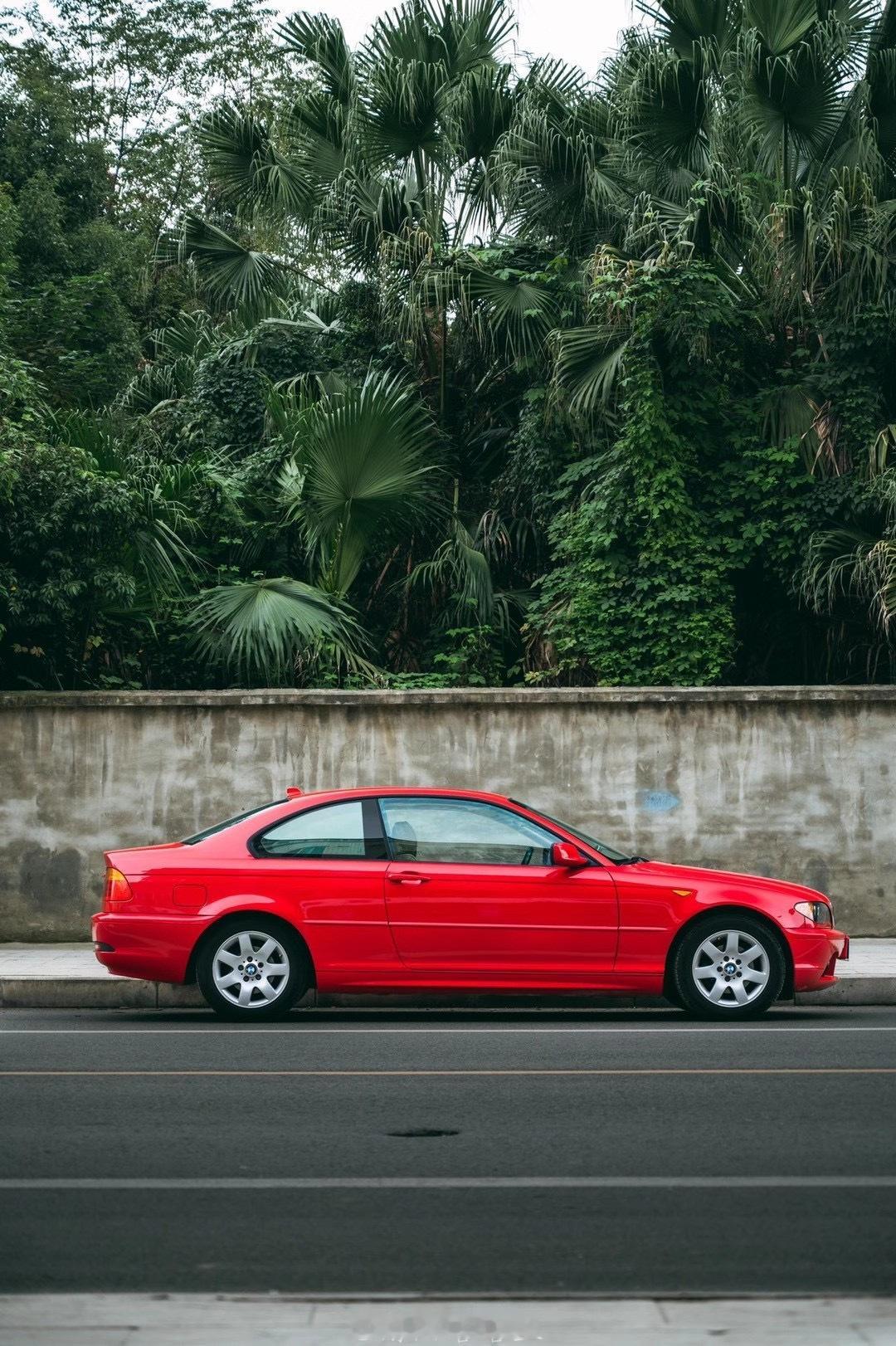 等红绿灯的时候发现窗外有个暗戳戳的车滑过去那身影看着太熟悉了抬头一看，居然是辆E