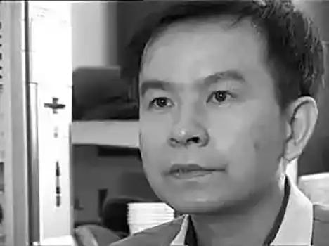 1992年，浙大高材生李红涛被警察逮捕，然而让所有人不敢相信的是，他竟然趁着警察