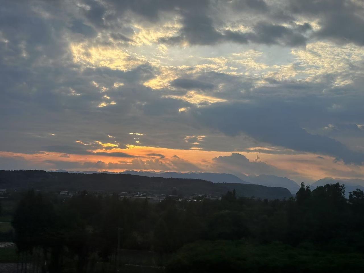 我晚霞 高铁与夕阳 东山