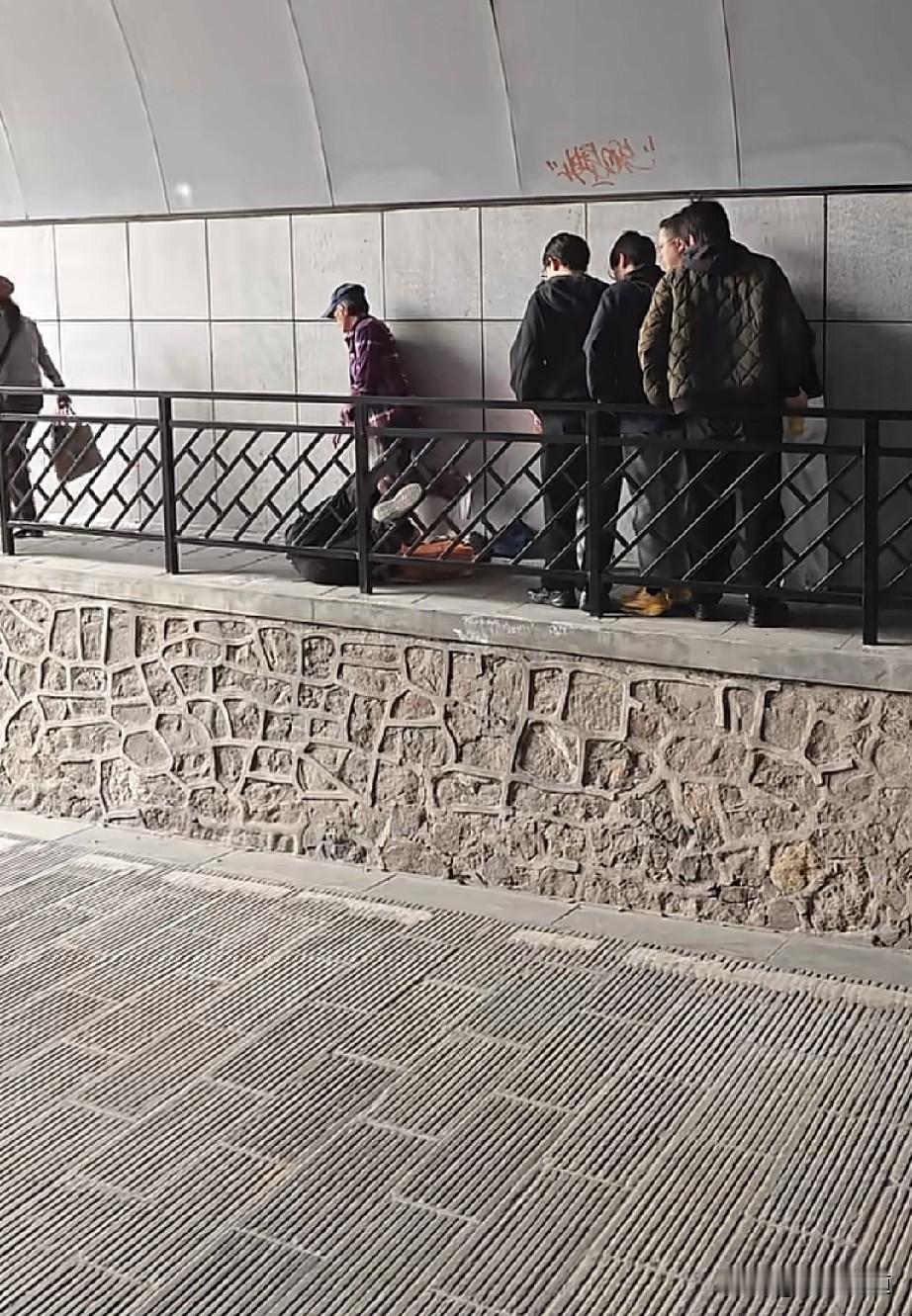 如果摔倒的是你的父母，你还会冷冰冰的跨过老人吗？一网友拍摄到一段视频，传到网上，