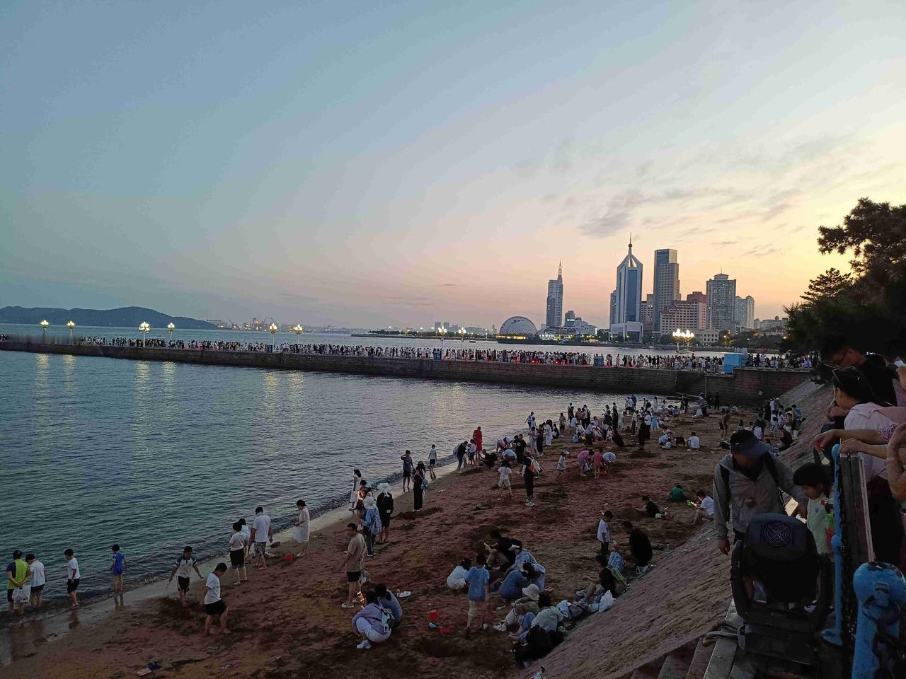 由于家住青岛市南东部，晚饭后遛弯大部分都是在五四广场、音乐广场、奥帆中心等海边。
