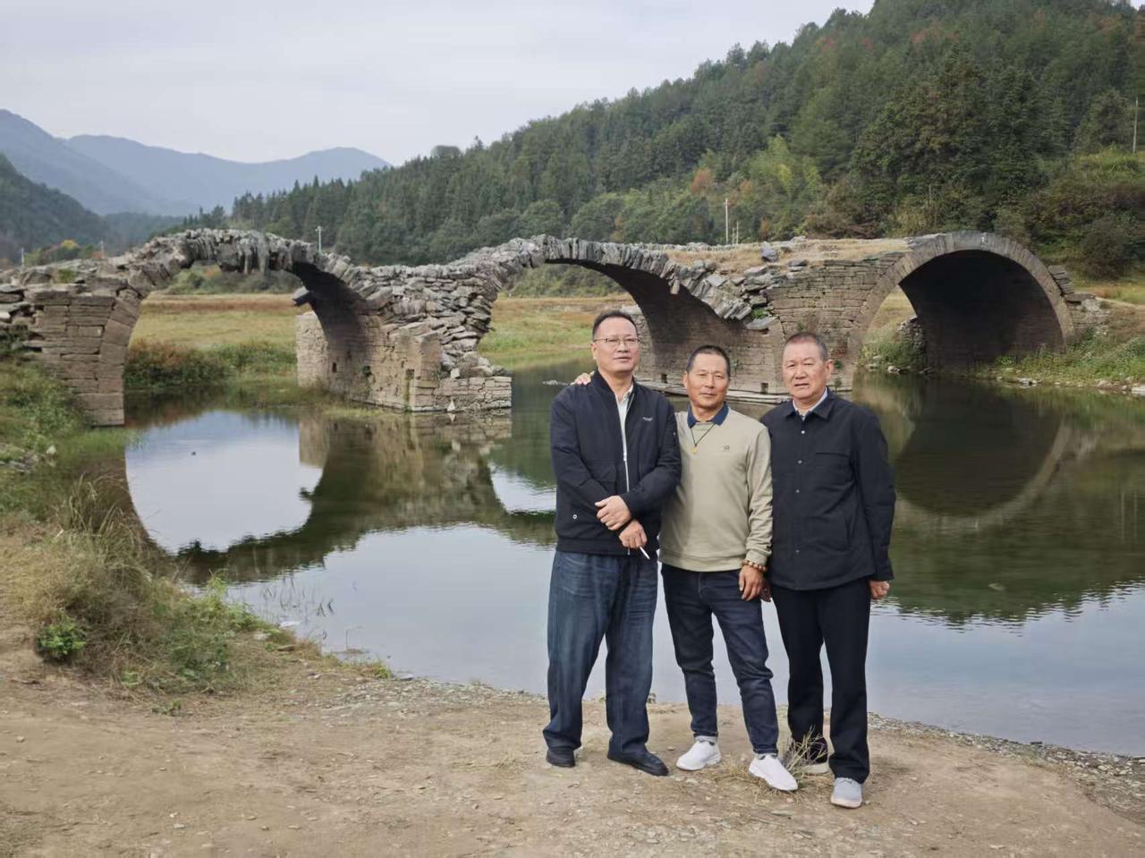 婺源的秋色
            龙安

过两天，有江阴的朋友
来婺源玩，他说