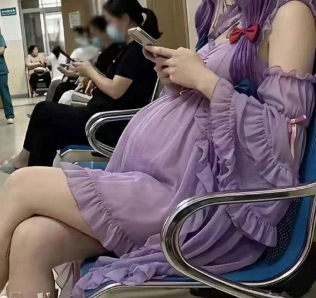 现在的孕妇都这么时髦的吗？我表示欣赏不来！！！ ​​​