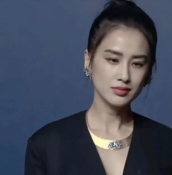 抗老秘诀大揭秘！长脸骨相更胜一筹，黄圣依便是典范，无法令纹显年轻，圆脸虽可爱，抗