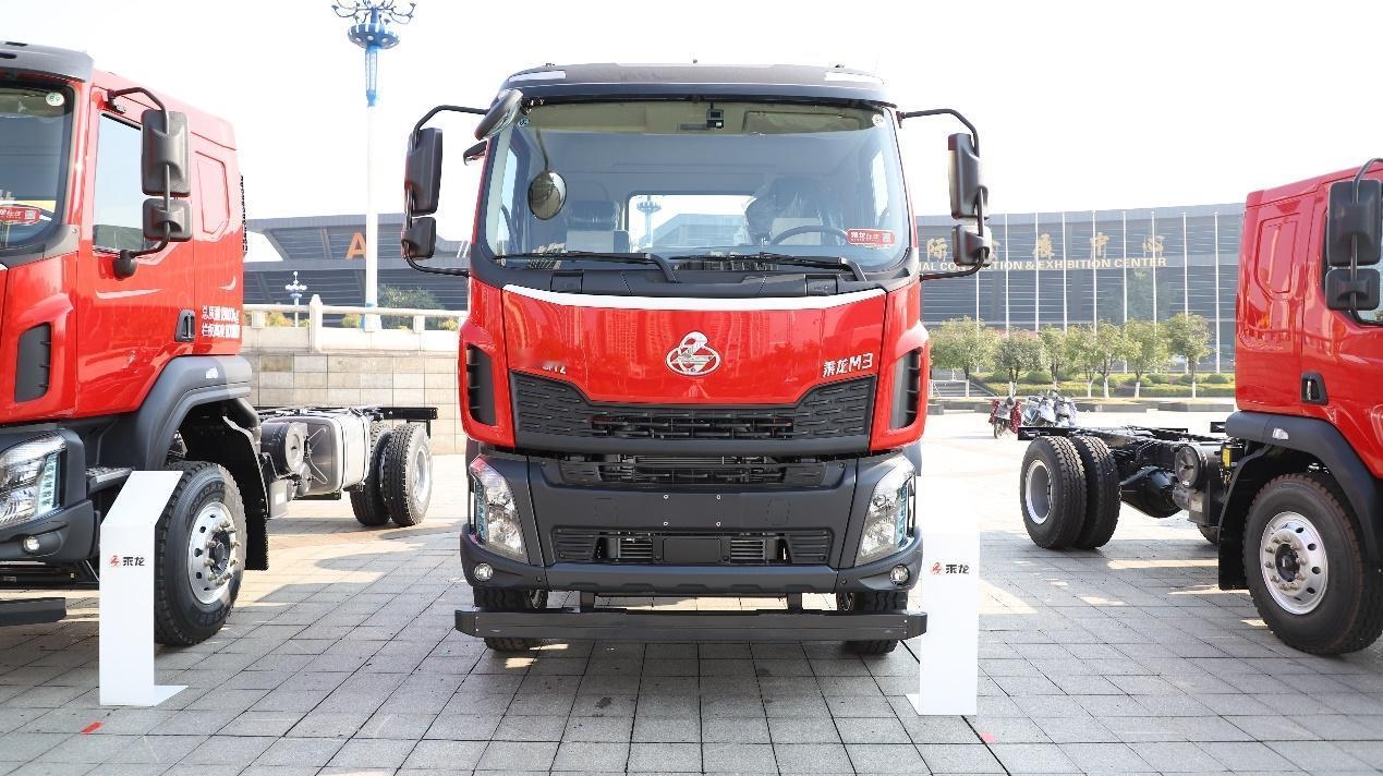 乘龙M3 6×2R自卸车，搭载300马力发动机，匹配行业一线品牌变速箱与25吨轮