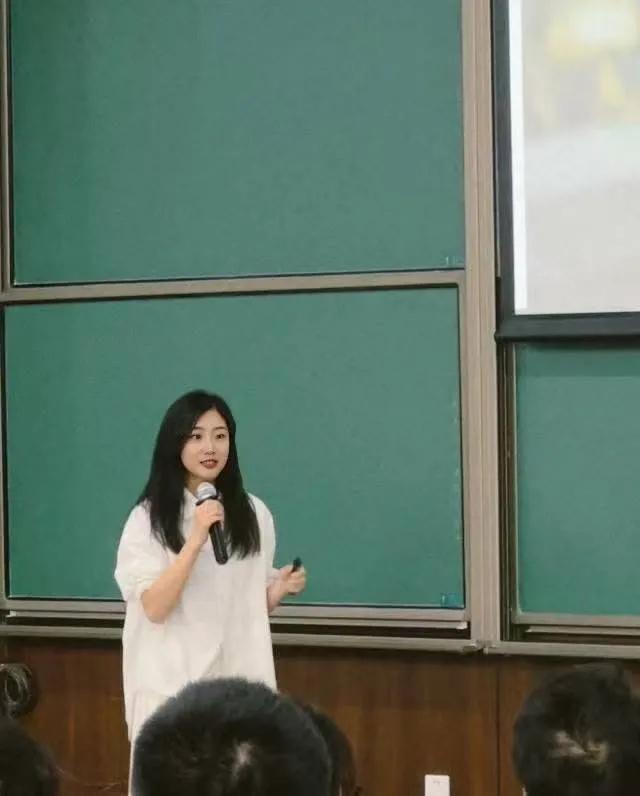 工作，教书，生活三不误，作为一个女人医学工作者，每天三点一线的忙，既要治病救人，