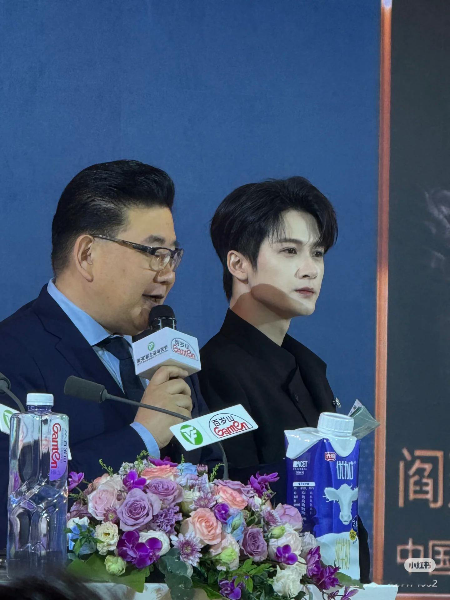 童瑶檀健次台下热聊 是中国青年演员檀健次，也是白玉兰首位推广大使檀健次，根正苗红