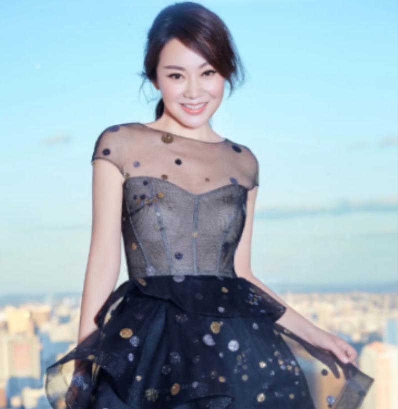 2004年，闫妮的丈夫邹伟提出离婚，闫妮不肯离，她觉得孩子还小，邹伟却宁愿净身出