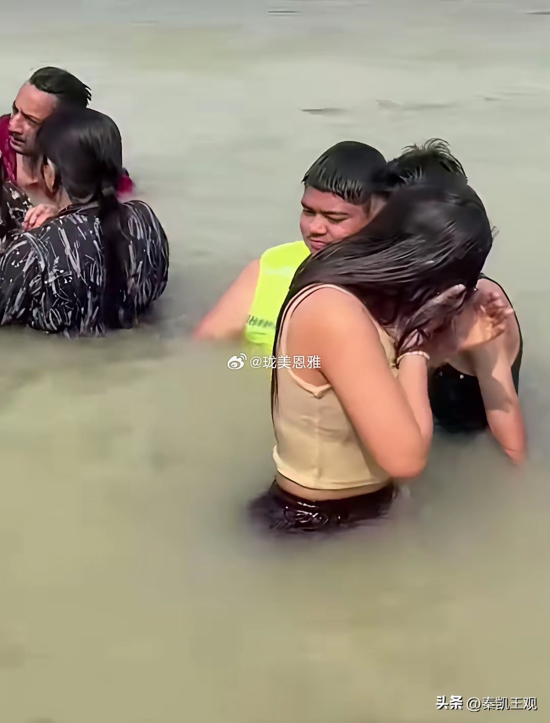 这还是恒河的上游，河水就已经成了黄汤水，恒河下游真不知道成什么样子 