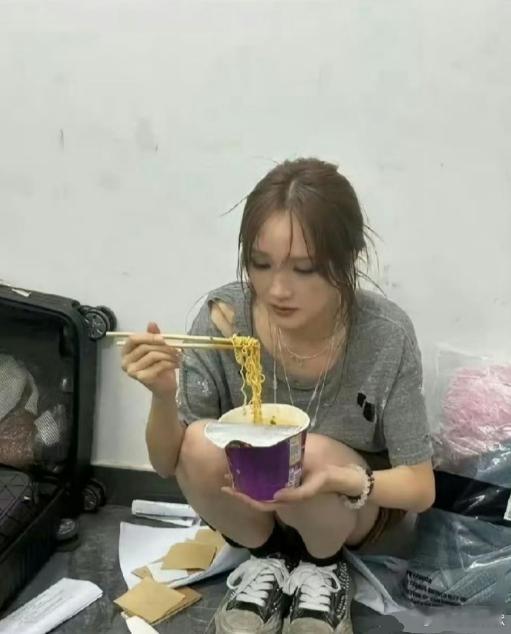 刚想说孟佳的鞋也太脏了，看到干净的鞋带才反应过来。 
