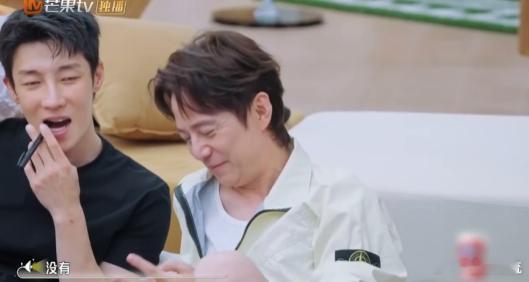 大锁说何炅能看到坐在桌边的人 从大锁的讲述里，我们感受到了何炅的温柔与善良，他就