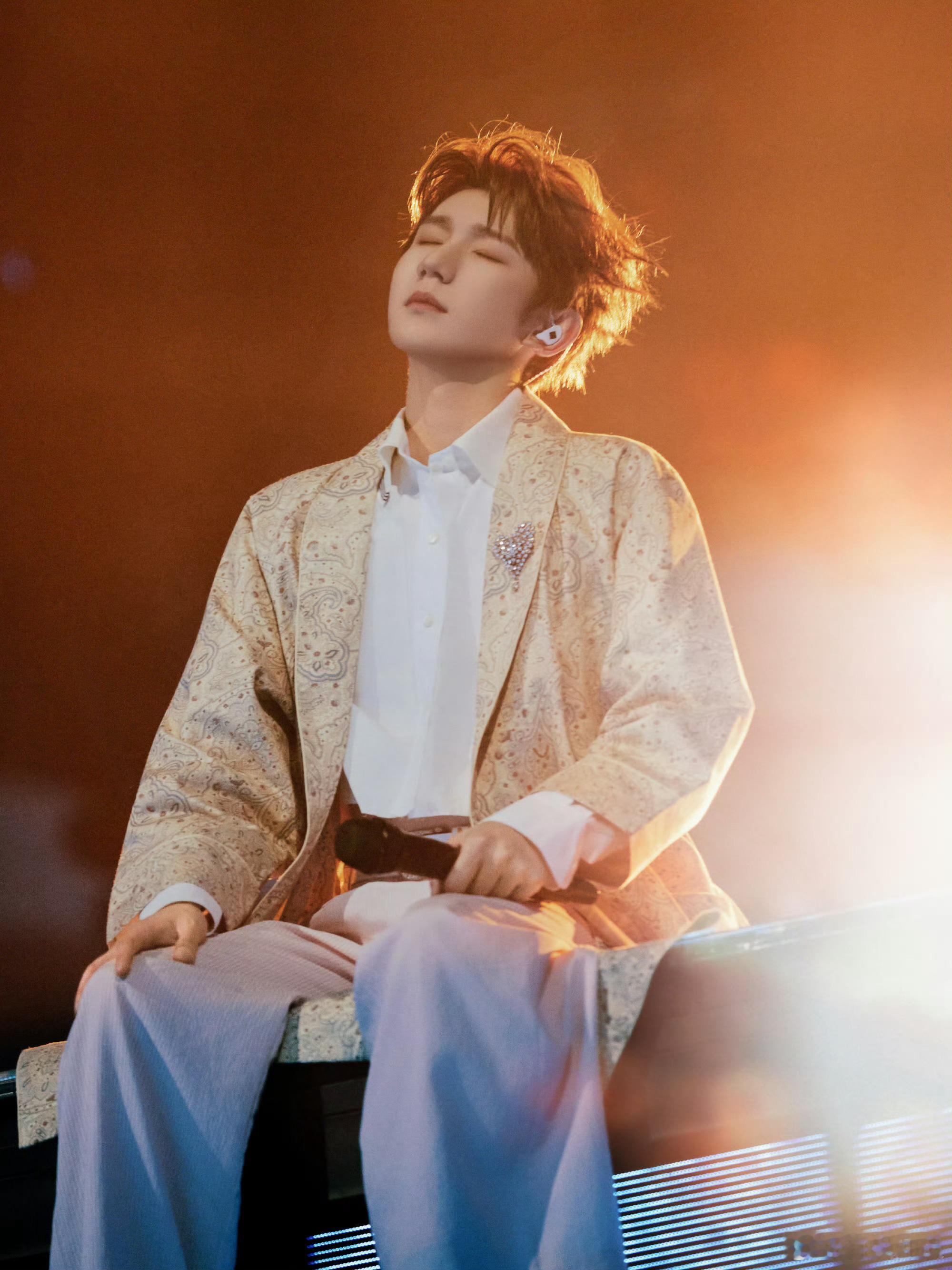 王源跨年演唱会舞台照王源跨年演唱会神图王源跨年演唱会神图，好帅，