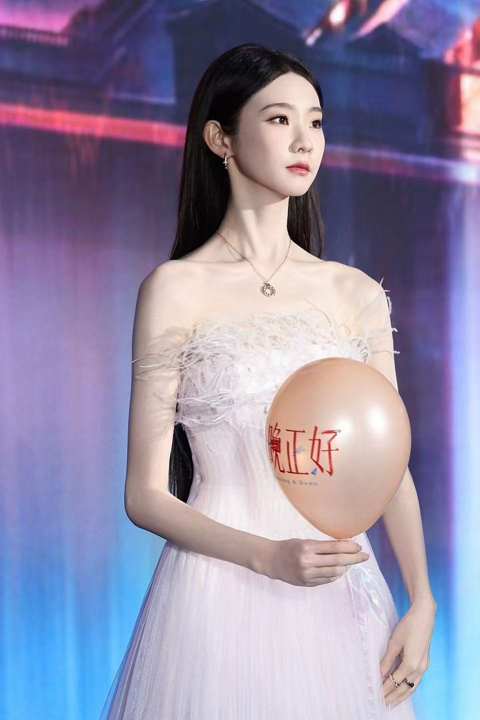 张艺凡红毯最严厉的母亲张艺凡现身北京国际电影节红毯，一袭金箔鱼尾长裙闪耀全场，吊