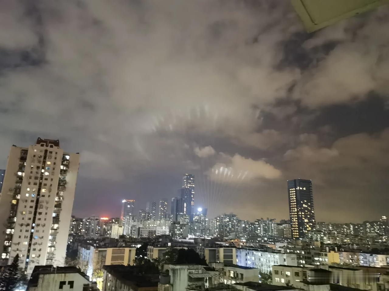 这个散光在云☁朵衬托下像开屏的孔雀！