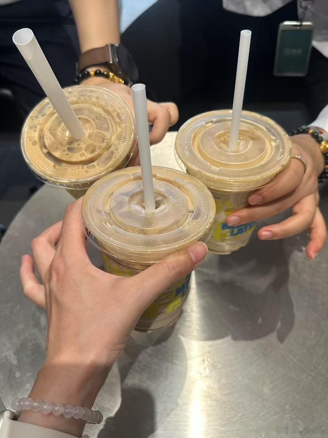 姐姐给两小孩过六一了[太阳] ​​​