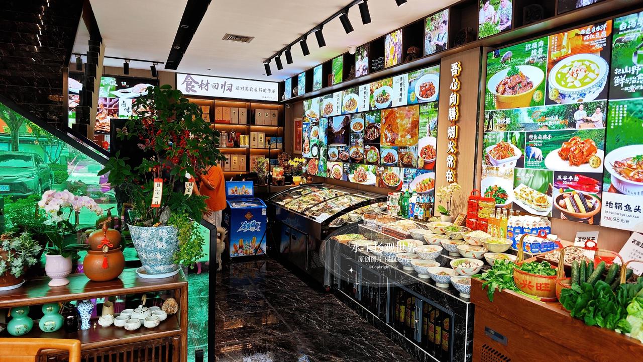 溧阳的山水之间，从不缺藏着烟火的小店。这次途经上兴，偶遇弘香厨民间土菜，本是旅途