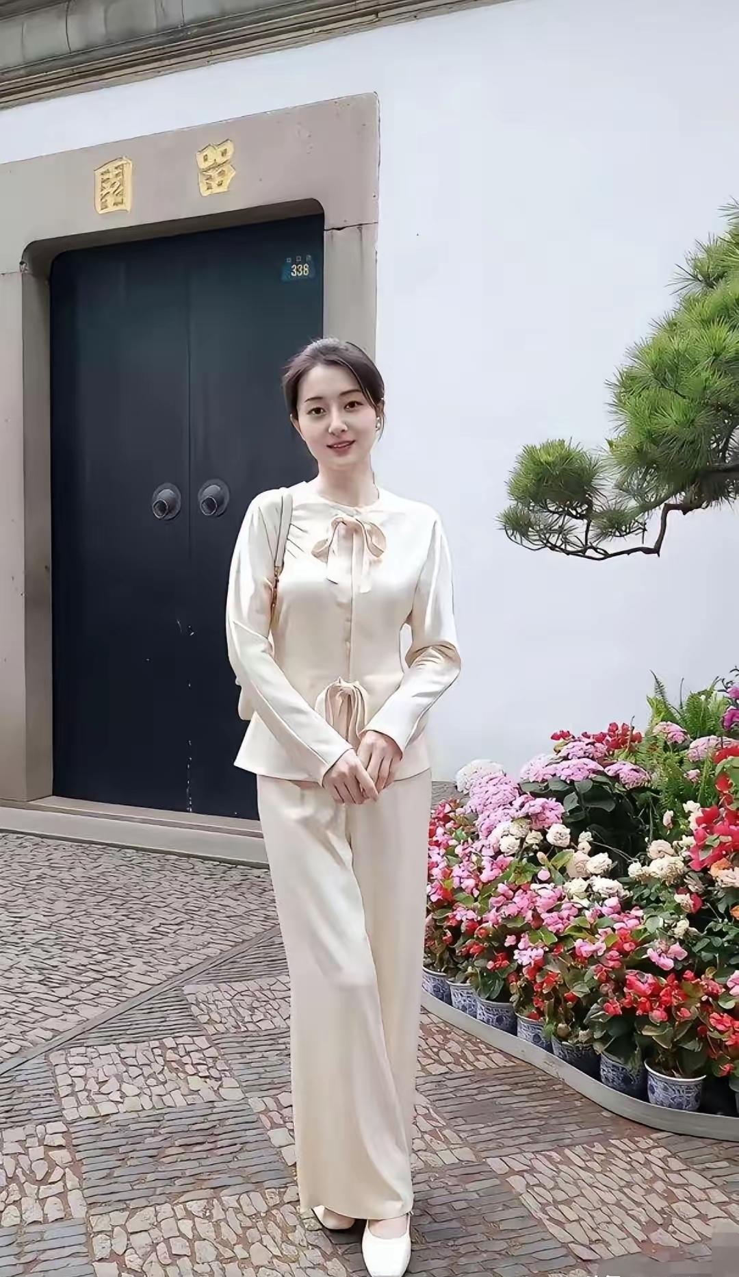 这闺女长得也太美了，美的都不像真人了，好象是从墙画上走下来的。网友这么夸她！
看