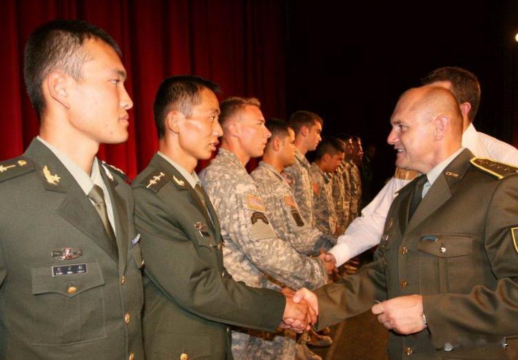 国际特种兵比赛中，外国人看不起中国特种兵，不料首次参赛的中国队，直接拿了个第一名
