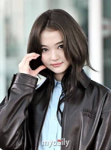 今日ELLA出发巴黎时装周，欧尼皮衣造型也太酷了 