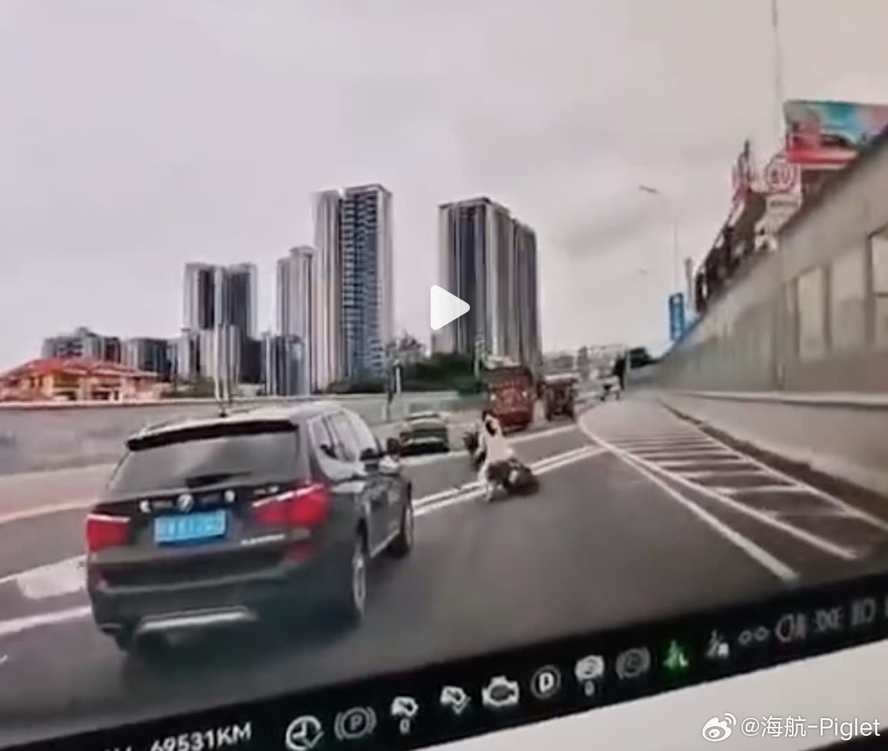 一家三口一辆电鸡上高架，实力诠释冚家铲以现在广州的交警的人力物力，根本不可能管得