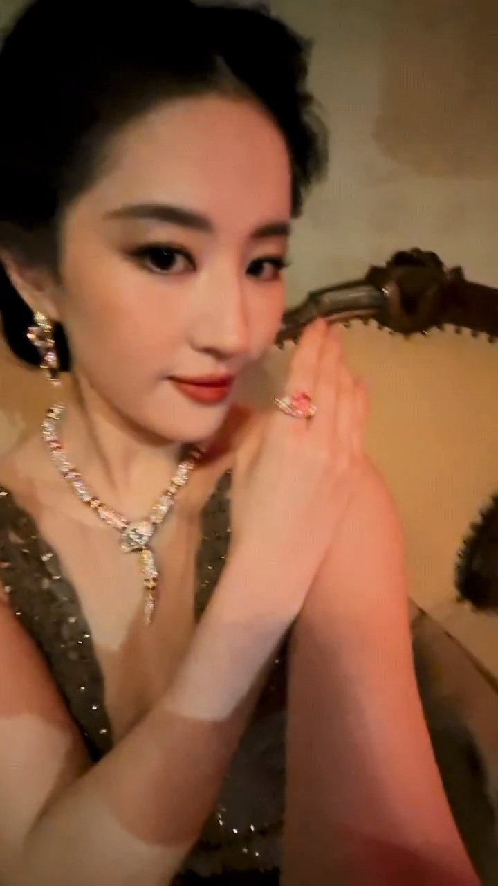 小猫玩手机就刘亦菲这样刘亦菲金智媛生图谁家小猫偷偷玩手机 