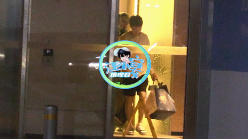 🍉狗仔曝董又霖和高挑美女约会，两人走路贴的很近…董又霖恋爱了吗[举手]？ 