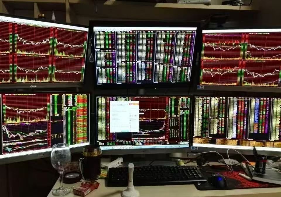 大小盘风格割裂，成长与价值冰火两重天今日A股极致分化行情延续，小盘成长全线活跃，
