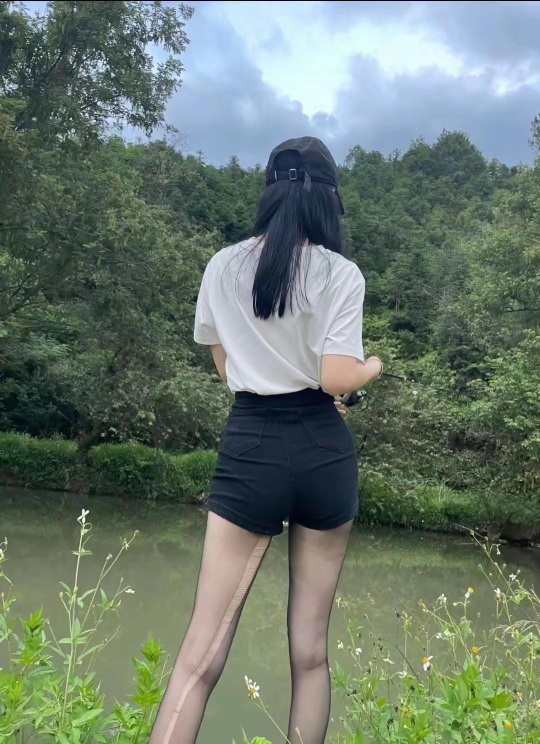 真诚要留给同样真诚的人 于人于物 不必太多执着户外纯欲风 户外御姐