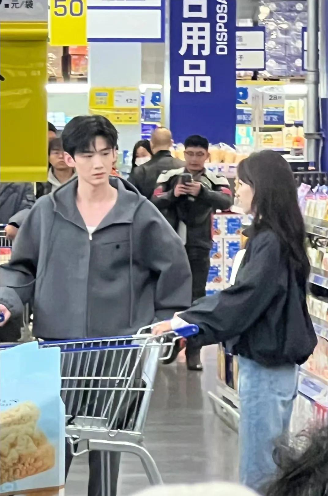 有网友在重庆南岸区麦德龙偶遇到白敬亭在拍戏！不愧是姓白，一眼望过去，白敬亭又高又