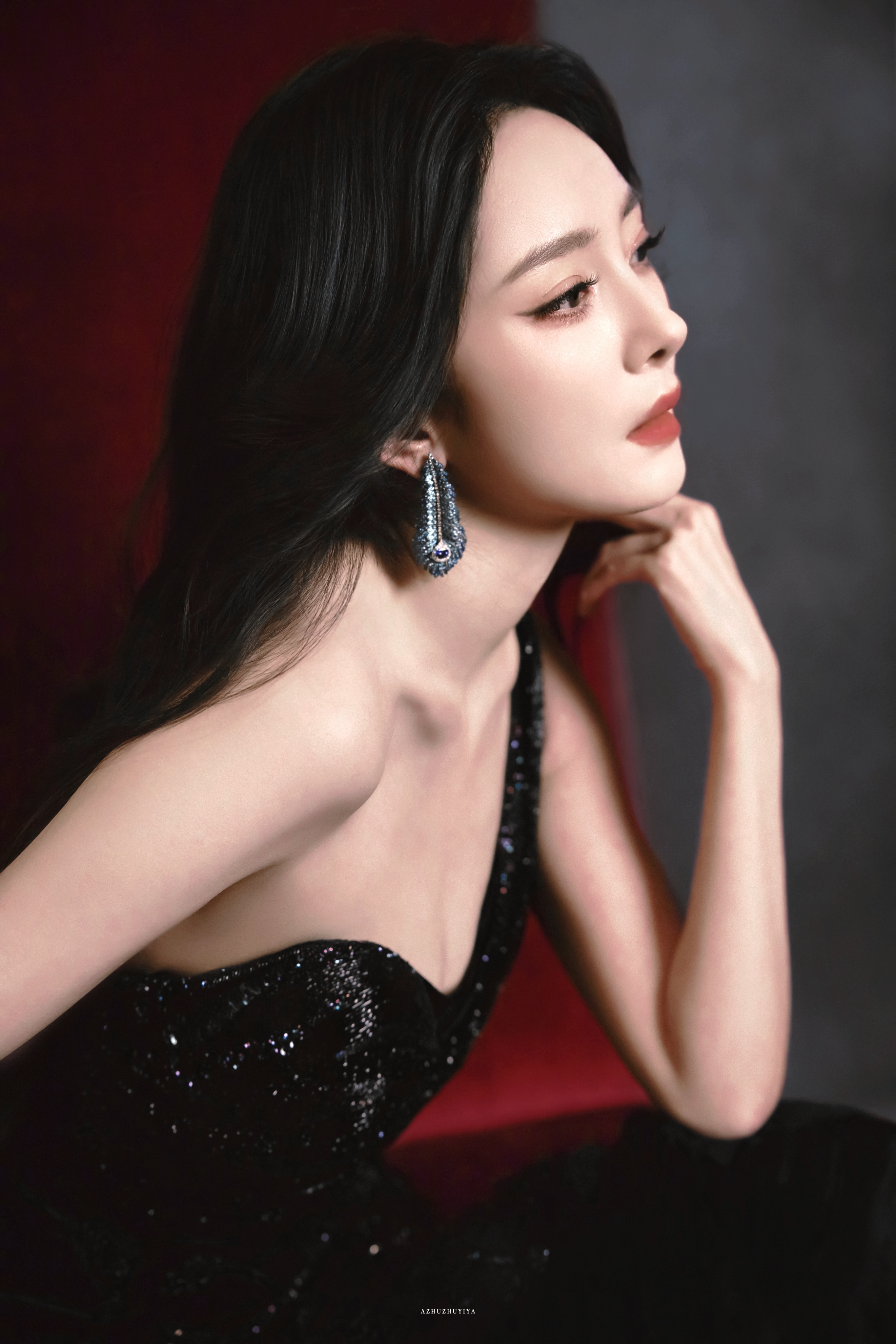 杨幂白裙红伞第98套高定礼服+宝诗龙高级珠宝+CL顶奢高跟鞋，时尚女王参加电影节