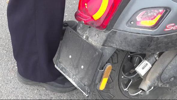【爱车安全贴士 北京街头一摩托车驾驶员边骑边“泪流满面”，被拦下后，交警：你知道