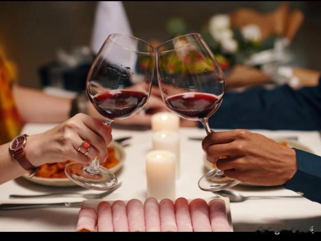 山西太原，一男子跟朋友聚餐，酒桌上认识一年轻女子，俩人互相欣赏加了好友。转天，男