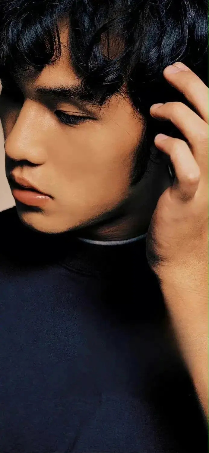 方文山说青花瓷歌名由来方文山上海博物馆遇见周同学 从“在瓶底刻隶仿前朝的飘逸”，