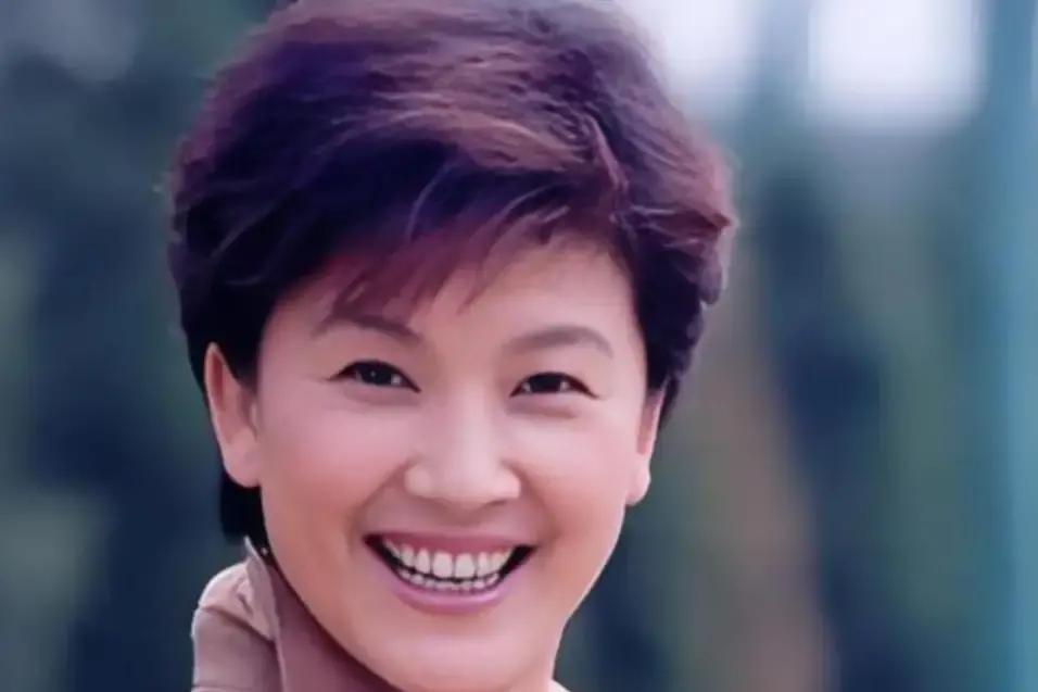 74岁的老戏骨宋春丽膝下无子，一手抚养二十年的亲侄子如今出息了，每个月雷打不动转