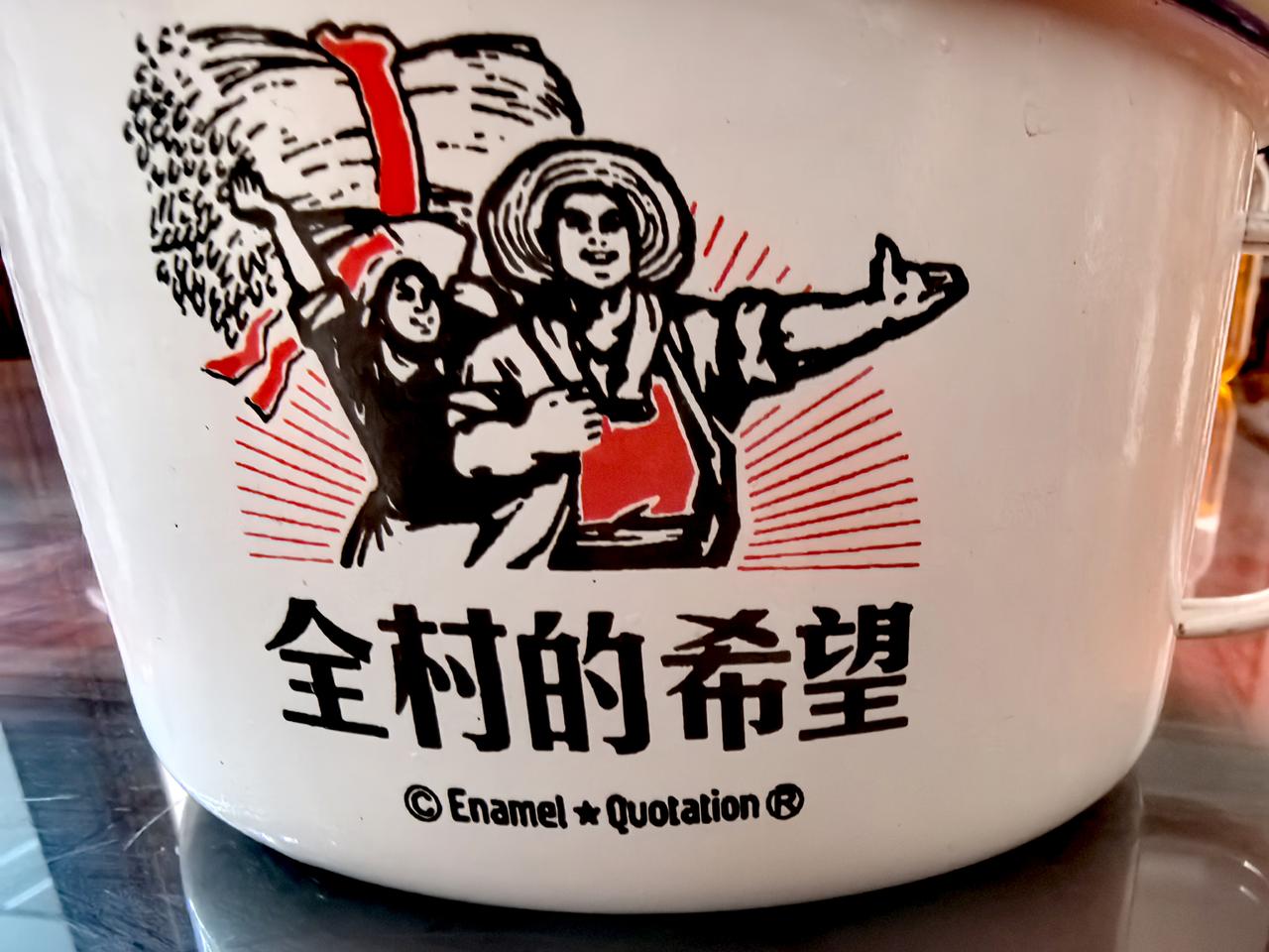 此刻这碗面，是“对付”，却又不止是“对付”。蔬菜脱水又舒展，像极了我们被工作榨干