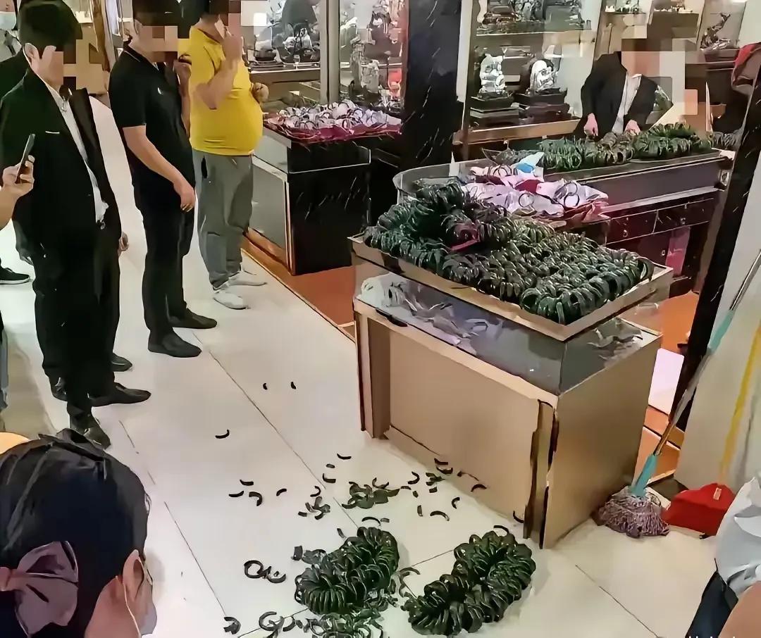 顾客不小心碰掉了两串手镯，目测一下，卖房子吧！
#买个大镯子# #女士气质手镯#