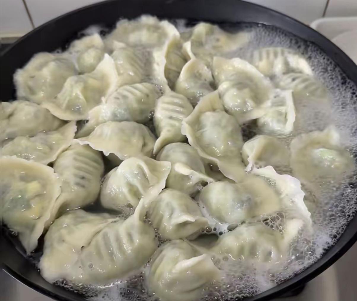 头伏吃饺子
        在同学加好久好几天的邀请下，我与另外两个好友一同前往